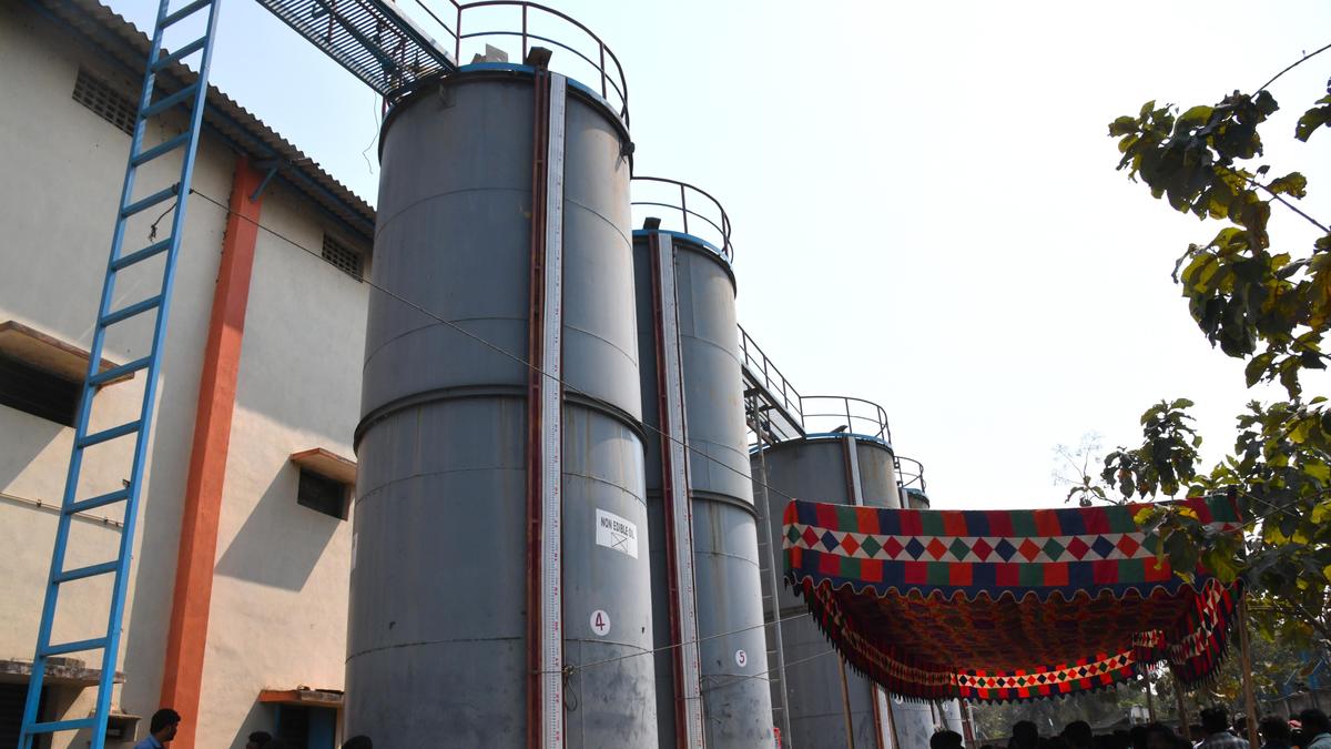 7 asphyxiated while cleaning edible oil tank at factory in Andhra
